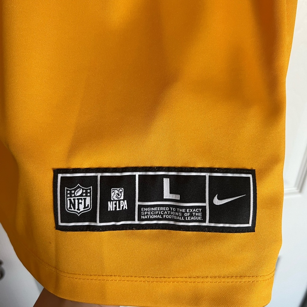 KC Chiefs Mahomes Jersey - Large - Picture 2 of 4